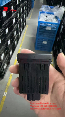 La luz de advertencia es el interruptor BC45-13A350-BA5.