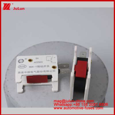 WDK-Y 5A 250V Micro Switch Fuse de montaje de automóviles para vehículos EV / HEV Base de fusibles especialmente diseñada para el vehículo Situación